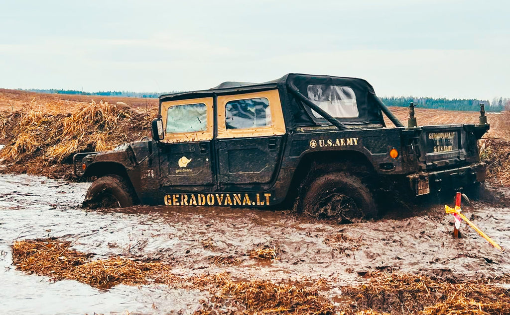 Vairuok agresyvųjį HUMMER H1 bekelėje