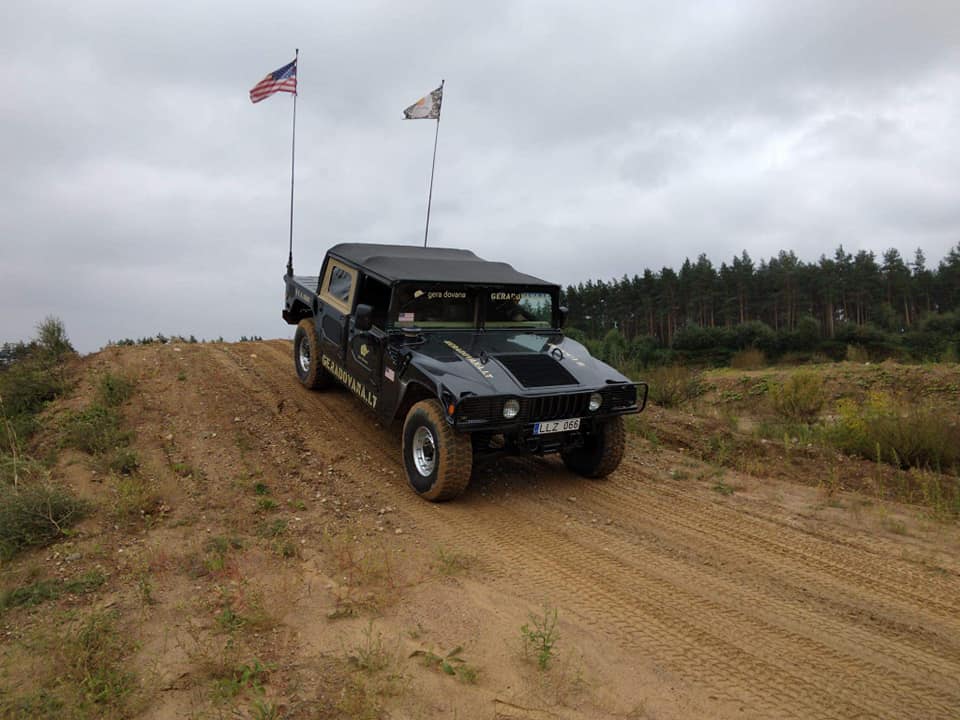 Vairuok agresyvųjį HUMMER H1 bekelėje