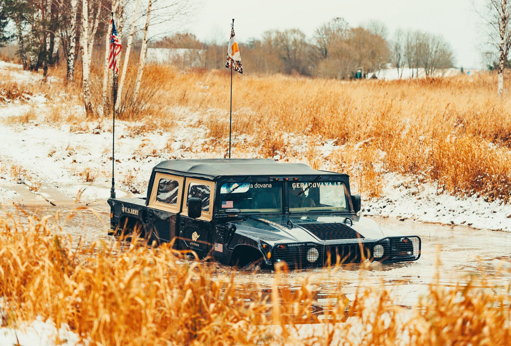 Vairuok agresyvųjį HUMMER H1 bekelėje