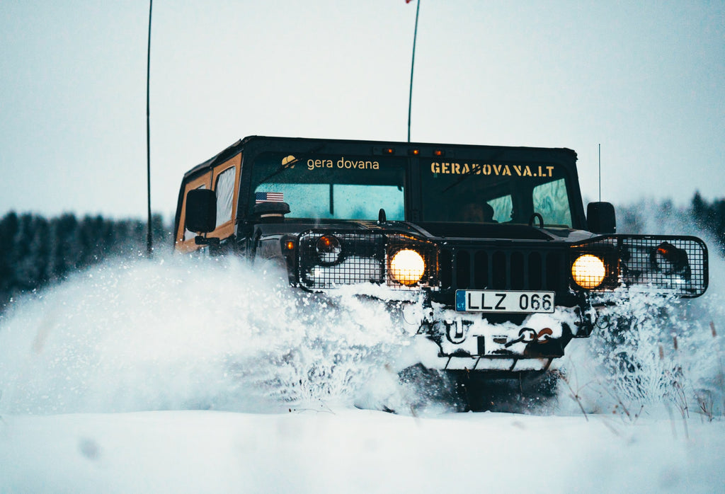 Vairuok agresyvųjį HUMMER H1 bekelėje
