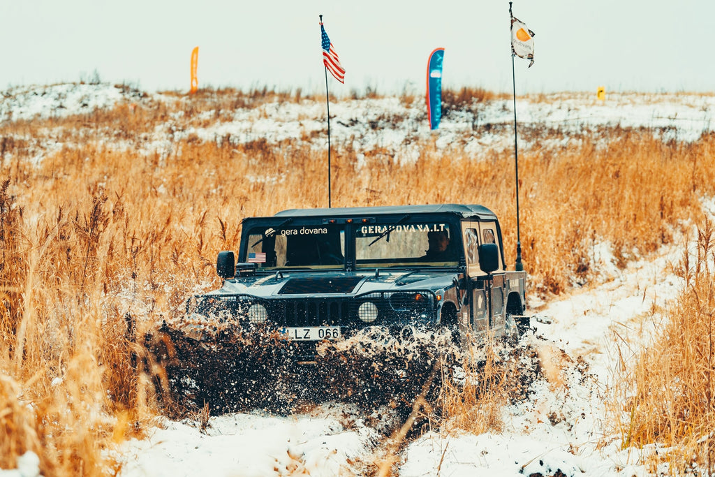 Vairuok agresyvųjį HUMMER H1 bekelėje