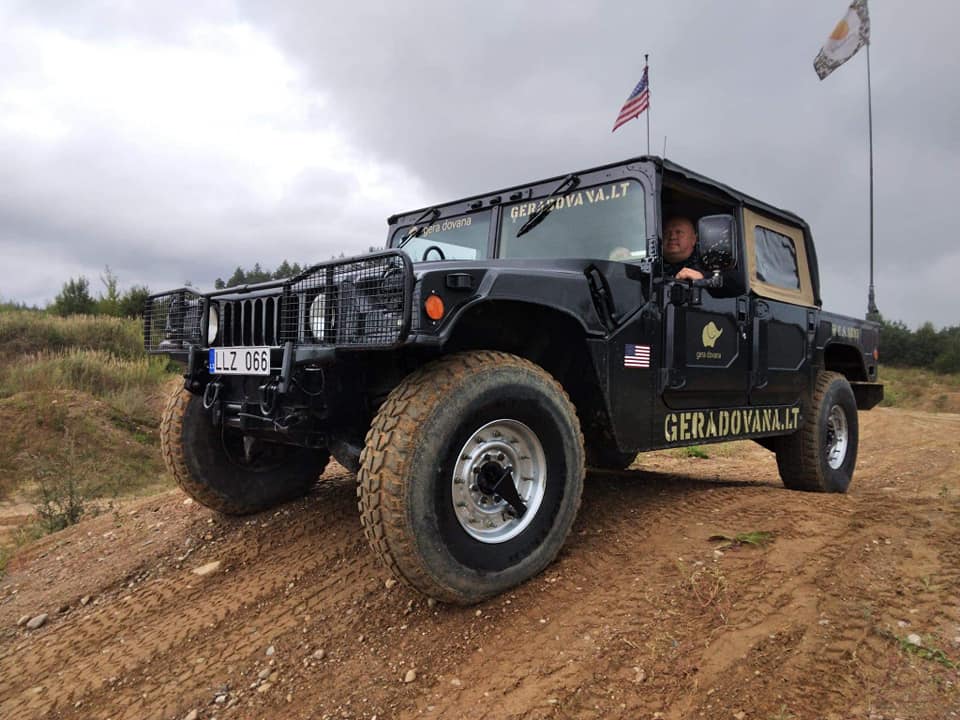 Vairuok agresyvųjį HUMMER H1 bekelėje