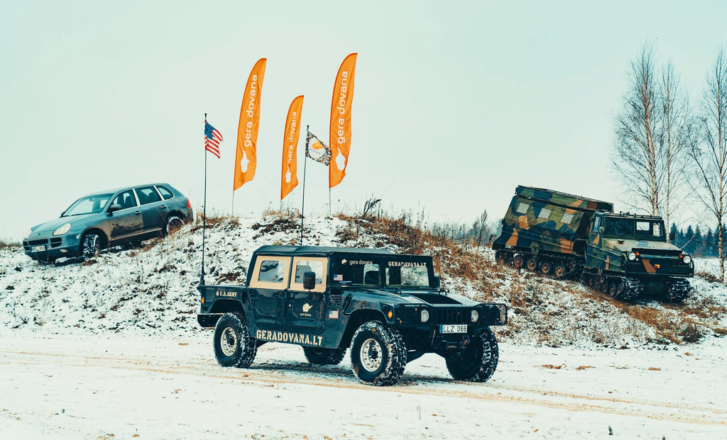 Vairuok agresyvųjį HUMMER H1 bekelėje